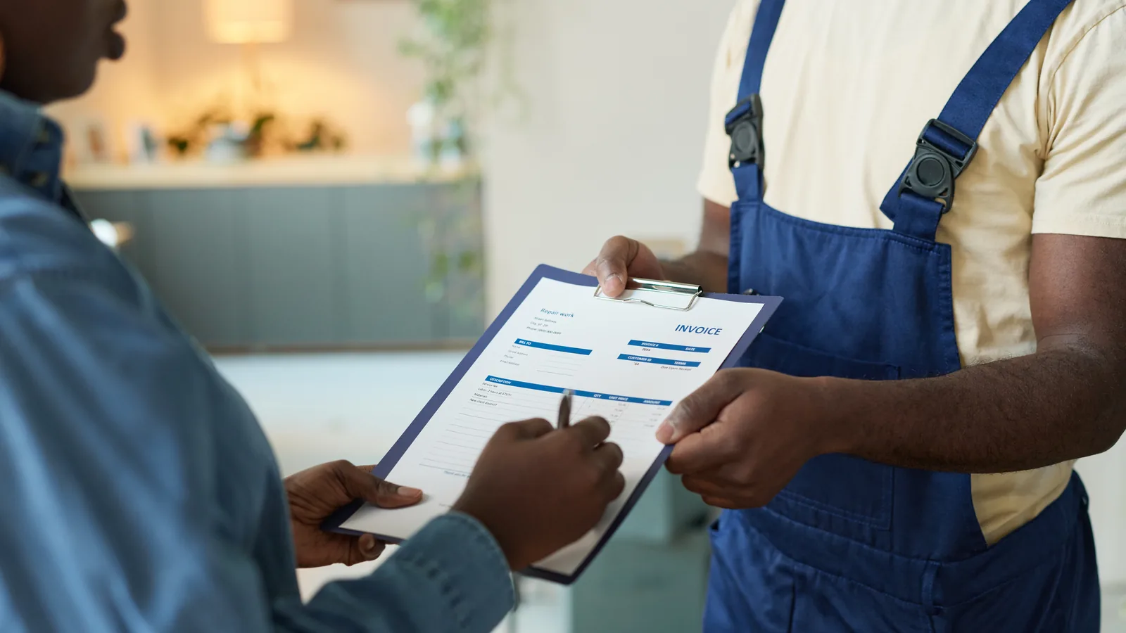 Técnico de desentupidora avaliando orçamento no local