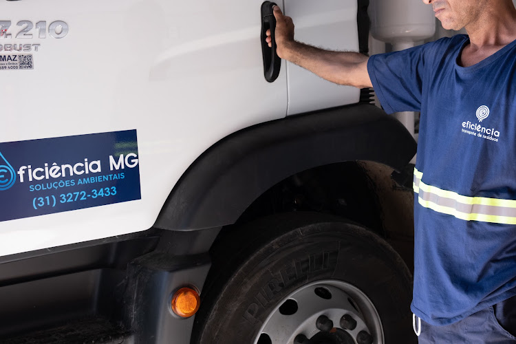 Eficiência Desentupidora - Coleta e transporte de resíduos e Hidrojateamento
